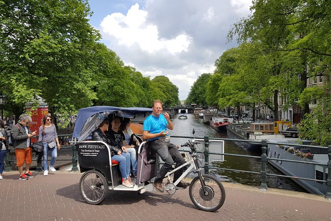 1,5 hours Amsterdam Rickshaw Tour - The canal belt gives you Amsterdam’s basic shape