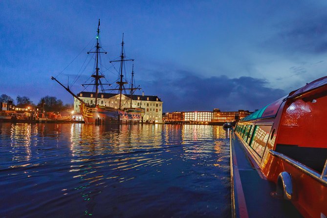 1-Hour Amsterdam Evening Canal Cruise - The opening stretch: bridges, cafés, and city lights