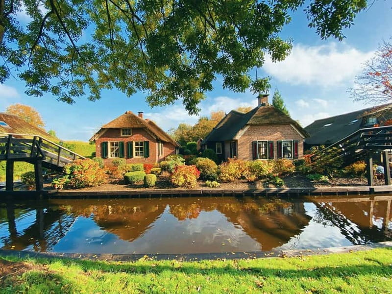 1 Hour Private open boat tour with local captain - Why Giethoorn makes sense from a boat