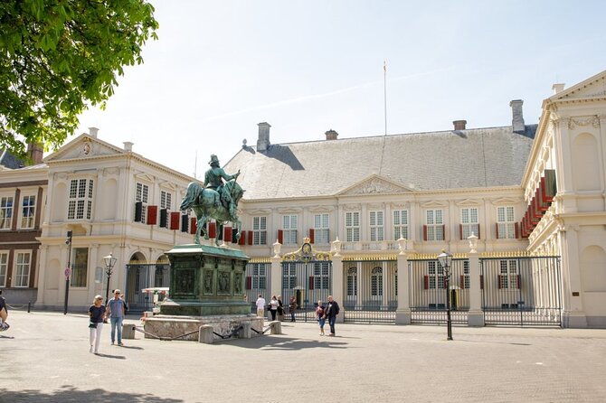 90 minutes Self Guided Walking Tour with puzzles in Den Haag - Jantje, the Hofvijver, and a more local stop