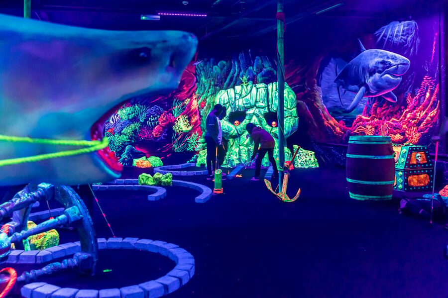 Aloha Amsterdam: 12-Hole Glow-in-the-Dark Mini-Golf - Key points at a glance