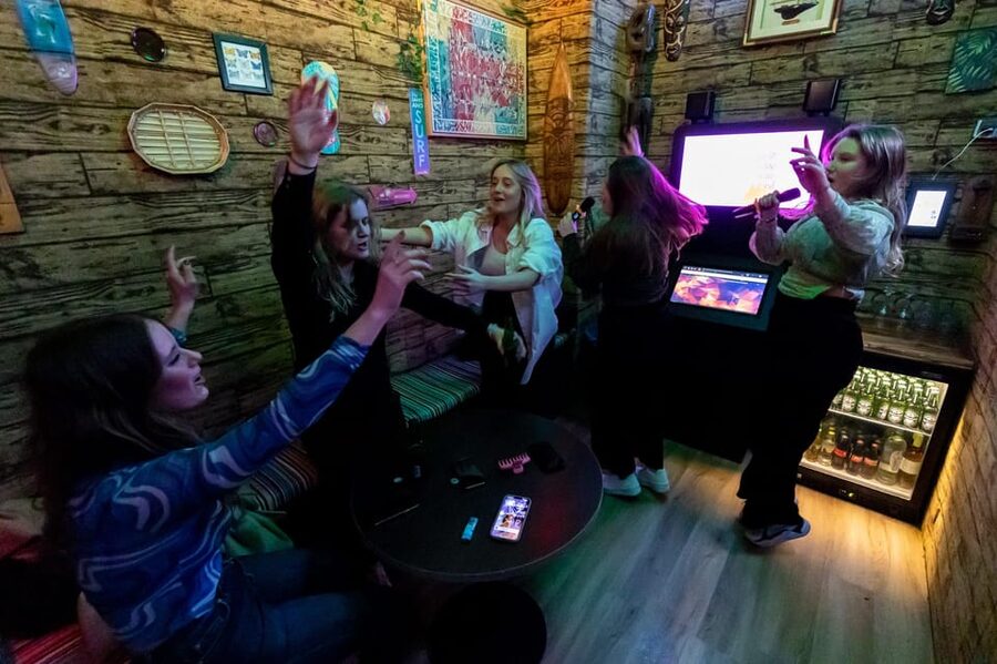 Aloha Amsterdam: Private Karaoke Booth with 20.000 Songs - What the ratings suggest about the practical side
