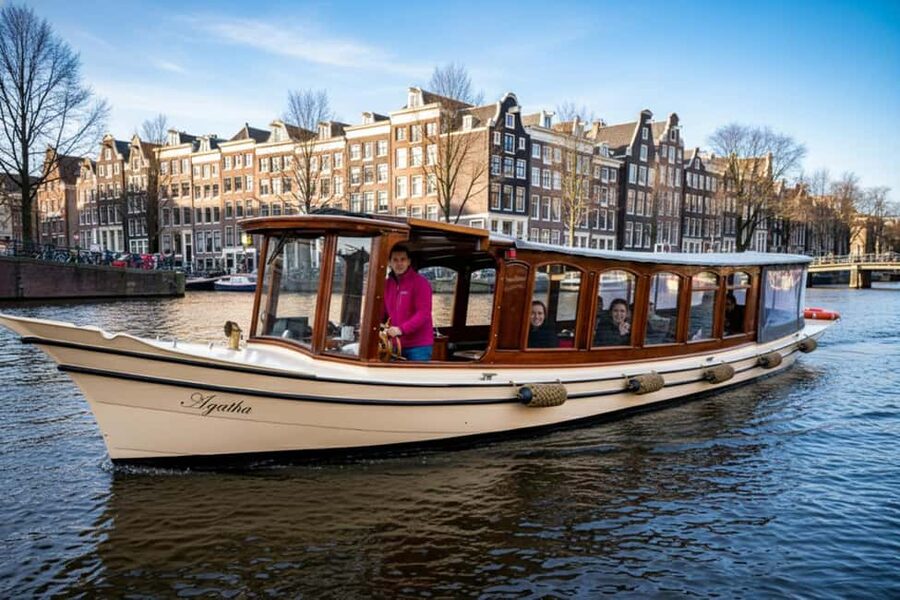 Amsterdam:1.5-Hour Canal Cruise local Guide, Drinks & Snacks - Why this small electric boat works so well