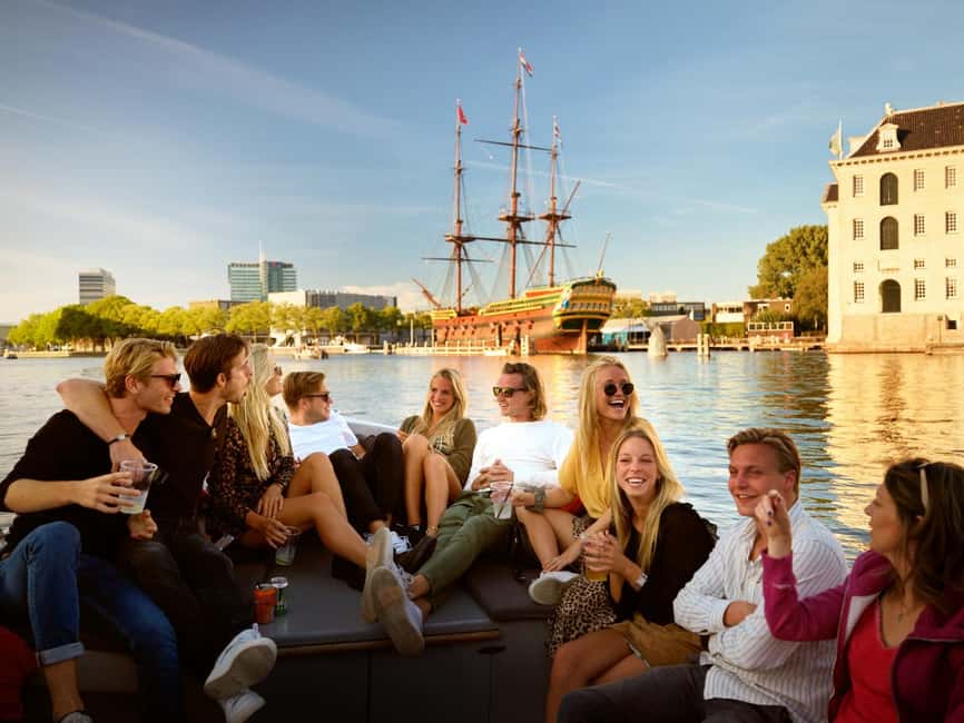 Amsterdam:1.5-Hour Canal Cruise local Guide, Drinks & Snacks - Meeting the pink-shirted Captain Jack crew