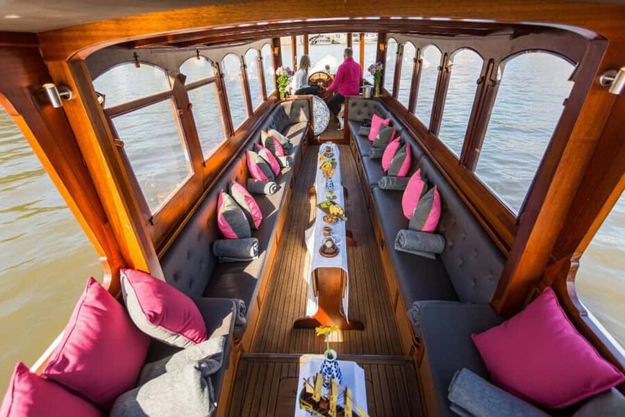 Amsterdam:1.5-Hour Canal Cruise local Guide, Drinks & Snacks - The first stretch: Amsterdam’s eastern harbor sights