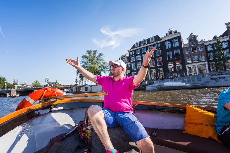 Amsterdam:1.5-Hour Canal Cruise local Guide, Drinks & Snacks - Bridges, theaters, and the Magere Brug