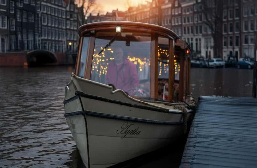 Amsterdam:1.5-Hour Canal Cruise local Guide, Drinks & Snacks - The final stretch: old Amsterdam and the Red Light District