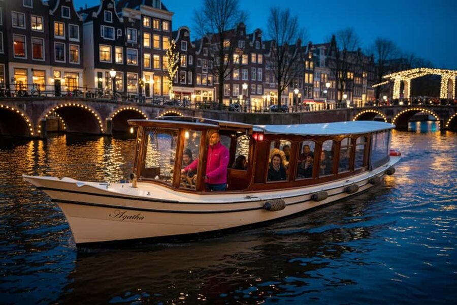 Amsterdam:1.5-Hour Canal Cruise local Guide, Drinks & Snacks - Snacks, drinks, and the mood on board