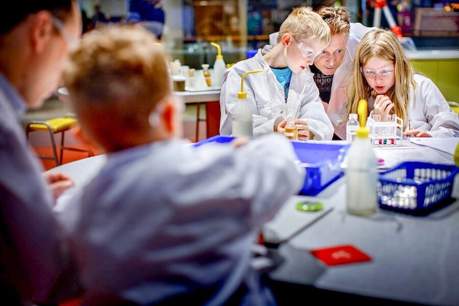 Amsterdam: 1-Hour Canal Cruise & NEMO Science Museum - Choosing the right canal departure point