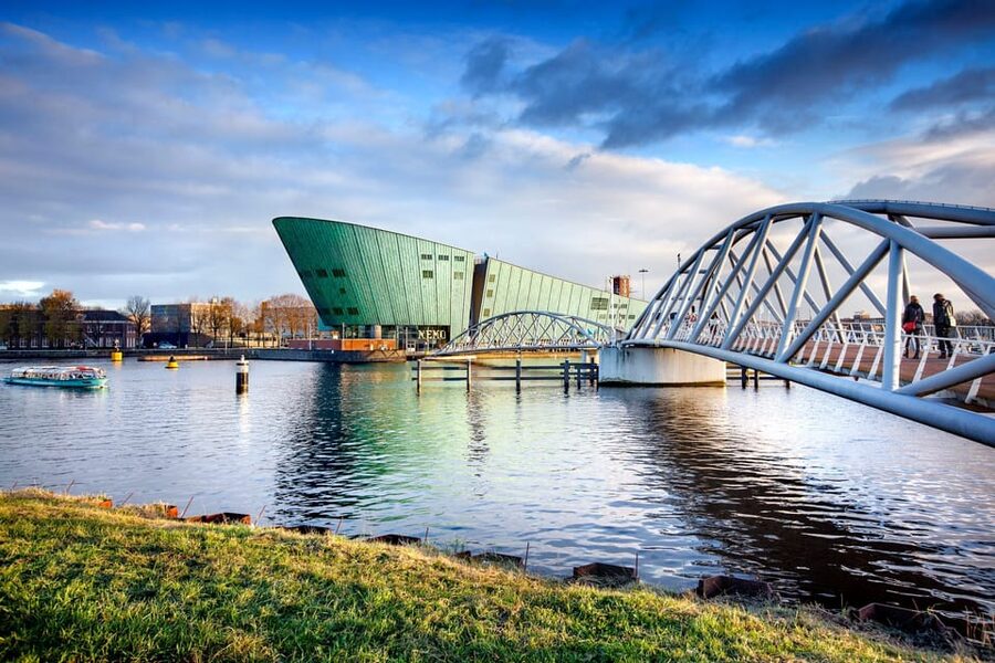 Amsterdam: 1-Hour Canal Cruise & NEMO Science Museum - Cruising Amsterdam’s Golden Age canals