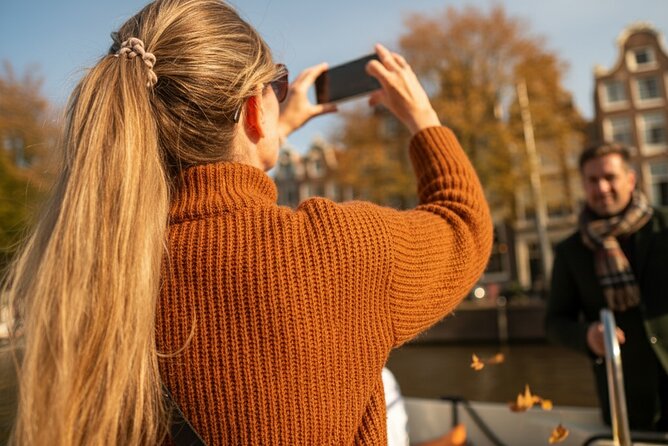 Amsterdam 1-Hour Canal Cruise With Live Guide - Singel, the flower market, and central landmarks