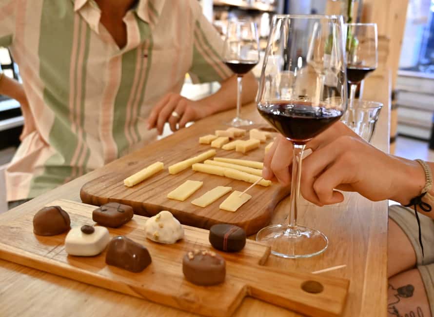 Amsterdam: 10 Tastings Guided Food Tour by UNESCO Canals - Starting with cheese near Spui Square