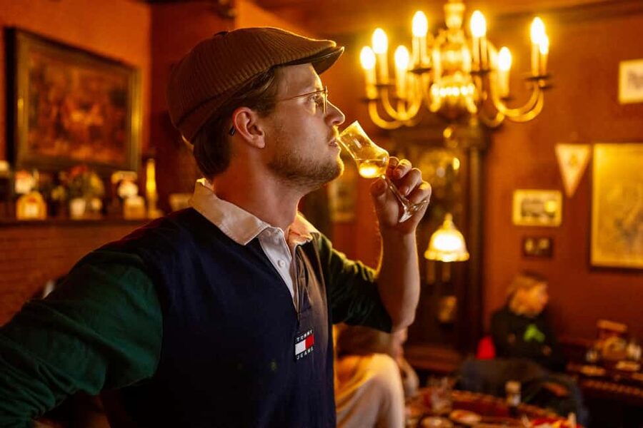 Amsterdam: 10 Tastings Guided Food Tour by UNESCO Canals - Tasting beside the UNESCO canals