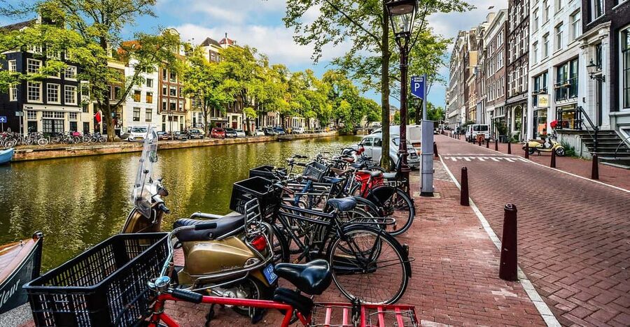 Amsterdam: 3-Hour Private Bike Tour of the City Center - Why Amsterdam works so well by bicycle