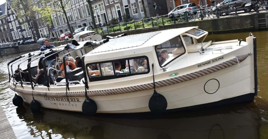 Amsterdam: 420 Smoke-Friendly Boat Tour - A one-hour route with room to relax