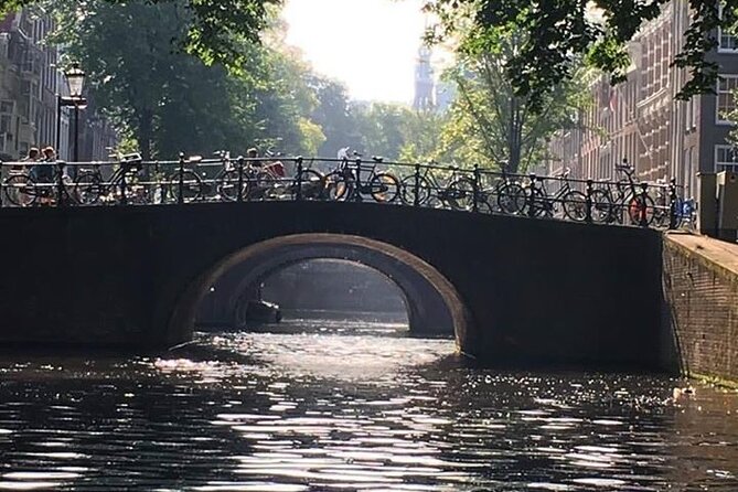 Amsterdam 90-min Private Canal Cruise with Live Guide and Drinks - Seven Bridges on Reguliersgracht