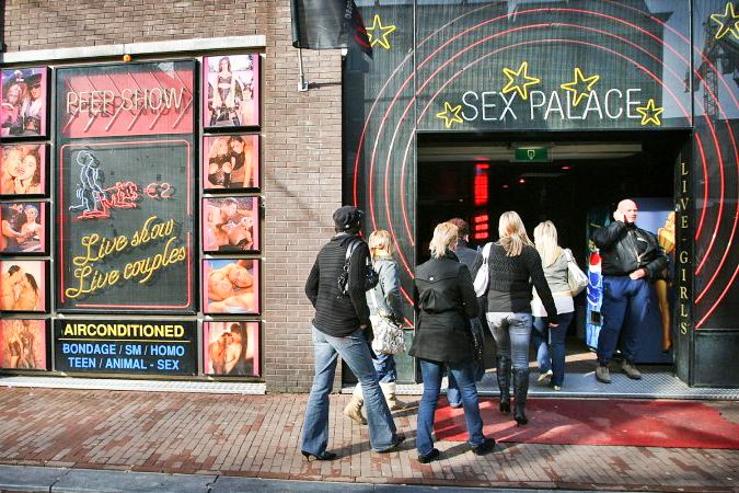Amsterdam: After Dark Red Light District Tour - What the guides add