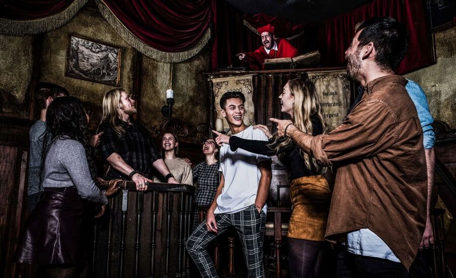 Amsterdam: Amsterdam Dungeon Entrance Ticket - Entering the old city through live actors