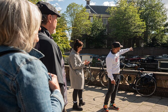 Amsterdam: Anne Frank and World War II Walking Tour (TOP RATED) - Schaduwkade and the final memorial stop