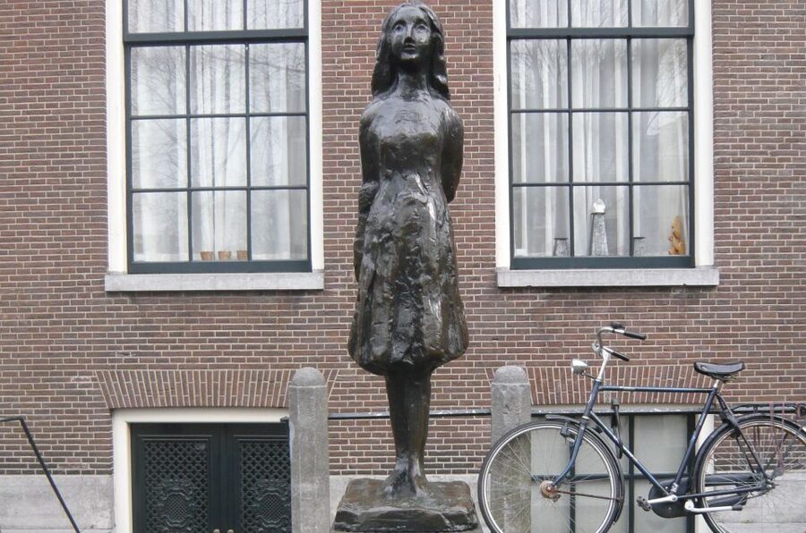 Amsterdam: Anne Frank Walking Tour - Starting near Waterlooplein and entering the Jewish Quarter