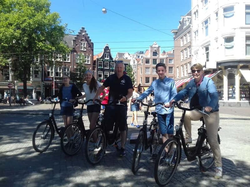 Amsterdam bike tour with a French-speaking guide local! - Getting comfortable on the Batavus bikes