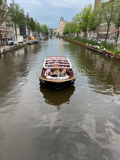 Amsterdam: Boat Tour with Optional Unlimited Drinks - A Small Boat With a Big View
