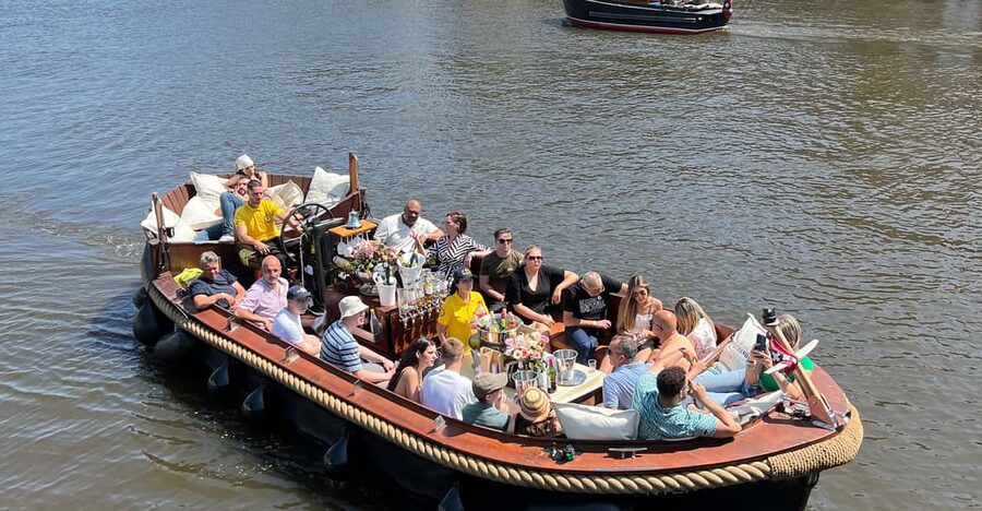 Amsterdam: Boat Tour with Optional Unlimited Drinks - Munttoren and the Return Through Central Amsterdam