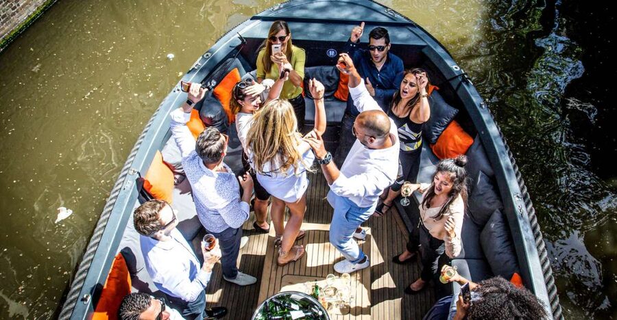 Amsterdam: Canal Belt Private Beer Boat Tour - The first minutes on Amsterdam’s canals