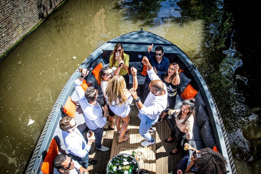 Amsterdam: Canal Belt Private Beer Boat Tour - Golden Age houses and canal-belt views