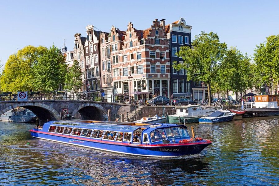Amsterdam: Canal Cruise and Jewish Cultural Quarter Tickets - Audio guides instead of a live guide