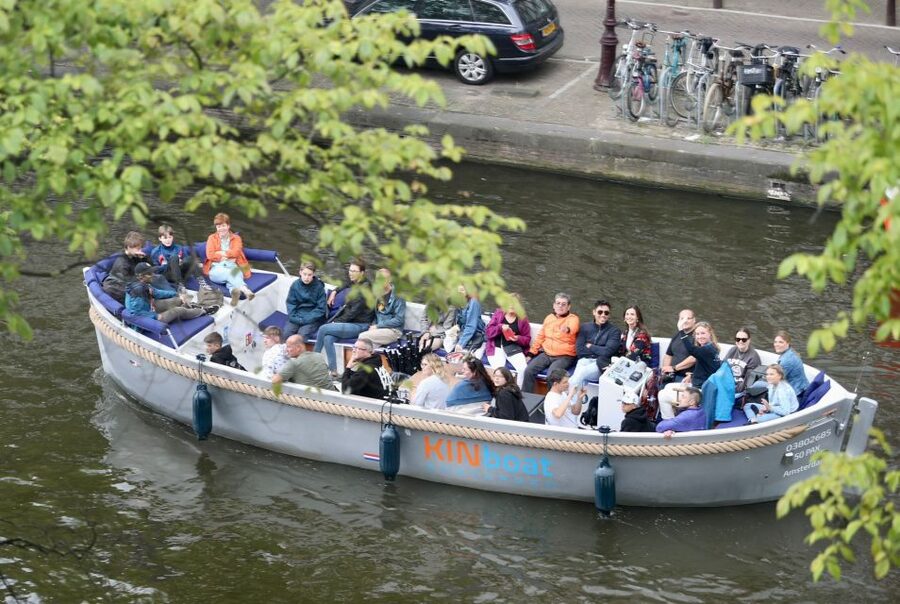 Amsterdam: Canal Cruise in Open Boat with Drink Option - H’ART Museum, Stopera, and Groenburgwal