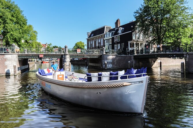 Amsterdam Canal Cruise in Open Boat with Unlimited Drinks Option - Who will get the most from this canal cruise?