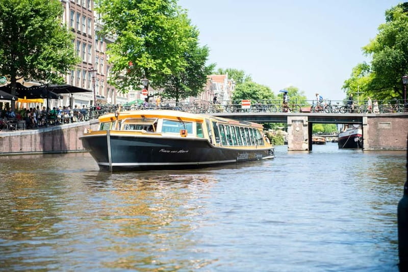 Amsterdam canal cruise with culinary burger or cheese & wine - A meal with Amsterdam’s best canal views