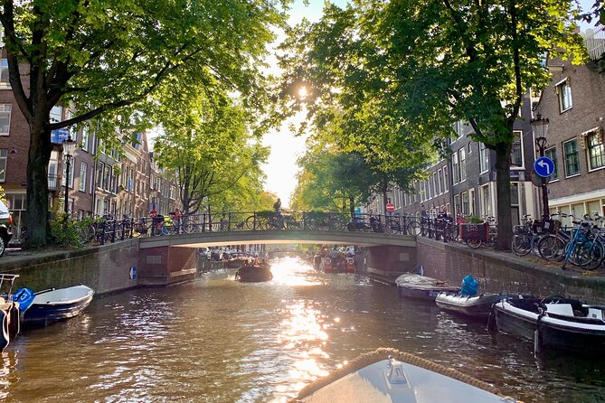 Amsterdam Canal Cruise with German Guide and unlimited drinks - The 7 Bridges photo stop