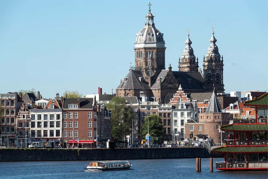 Amsterdam: Canal Cruise with Live Commentary & Audio Guide - Key points to know before you book
