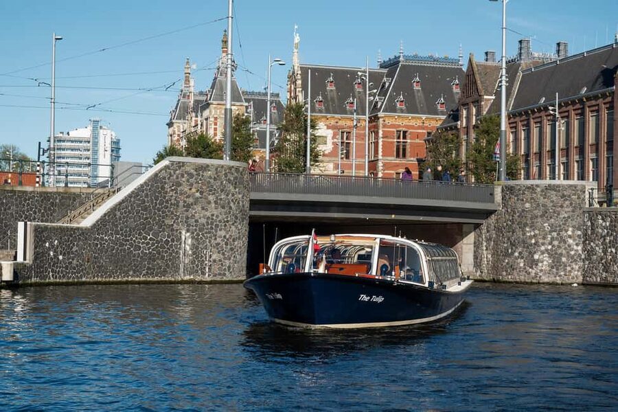Amsterdam: Canal Cruise with Live Commentary & Audio Guide - Is $14 a fair price for 75 minutes?
