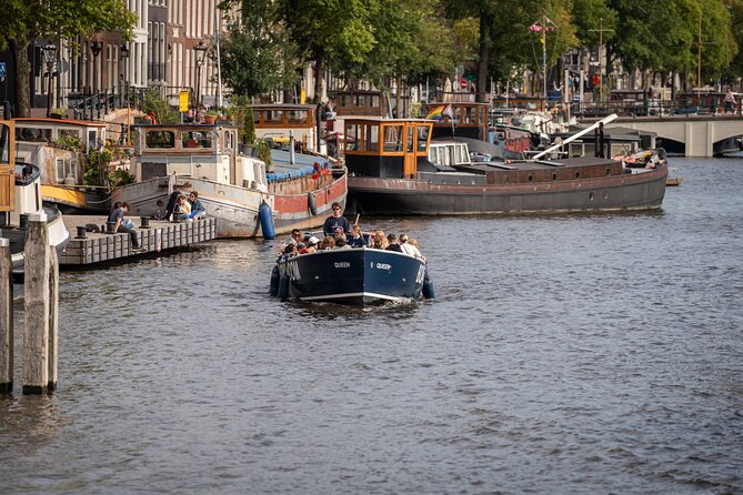 Amsterdam Canal Cruise with Live guide & Two drinks - Central St. - The red-light district and the Old Church