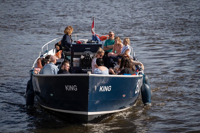 Amsterdam Canal Cruise with Live guide & Two drinks - Central St. - A live English guide with room for quiet
