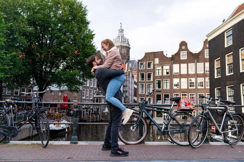 Amsterdam Canals Photoshoot: Private Solo, Family or Couples - Damrak’s famous canal-house backdrop