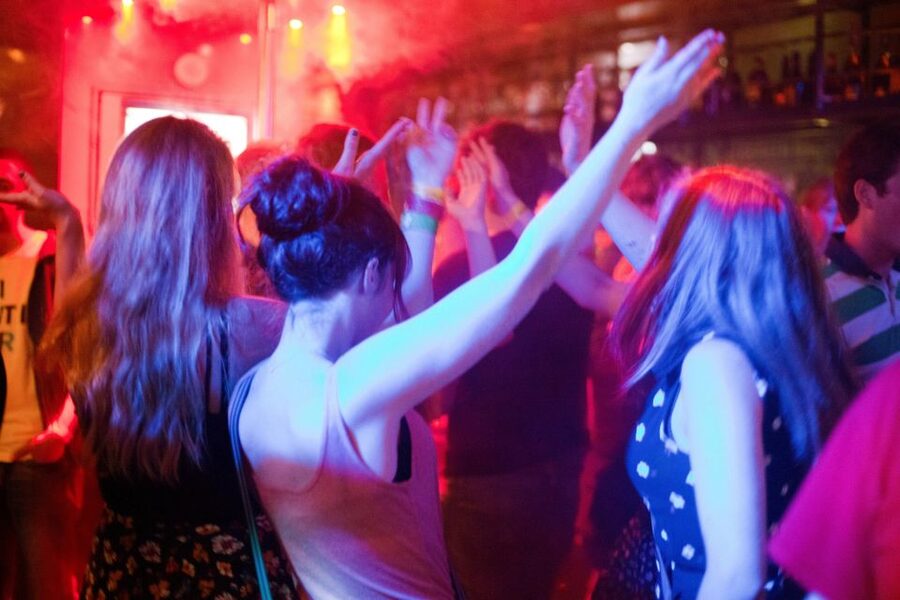 Amsterdam: City Center Bar Crawl and Nightlife Experience - Who should book this night out