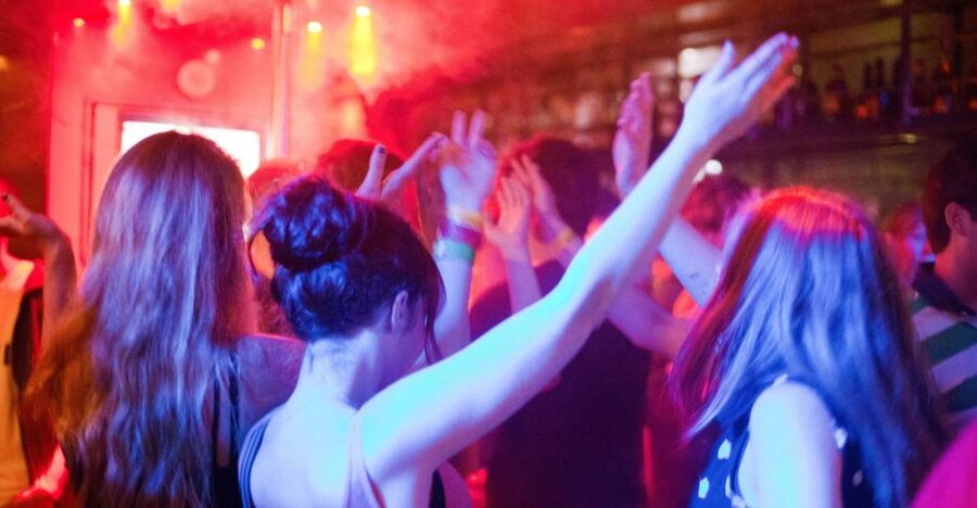 Amsterdam: City Center Bar Crawl and Nightlife Experience - Starting the night in Leidseplein