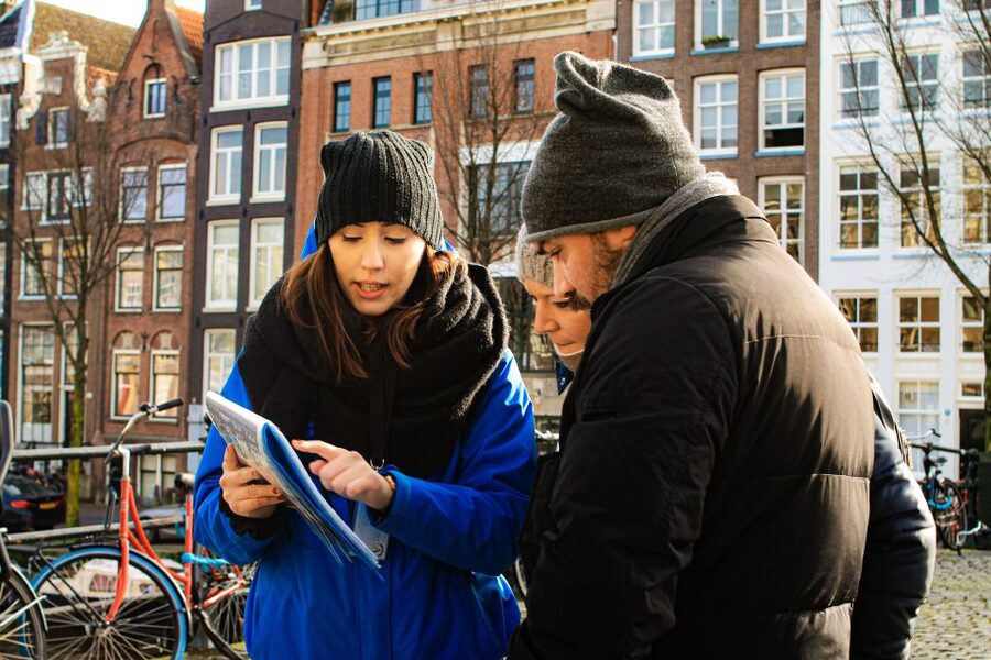 Amsterdam: City Center Walking Tour in italian - Walking Kalverstraat from monument to daily life