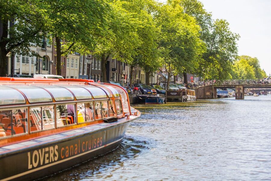 Amsterdam: City Centre Canal Cruise - Audio guide or live captain?