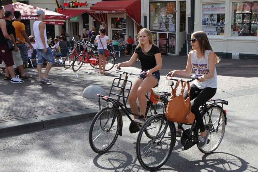 Amsterdam: City Highlights Bike tour - Why Amsterdam works best on two wheels