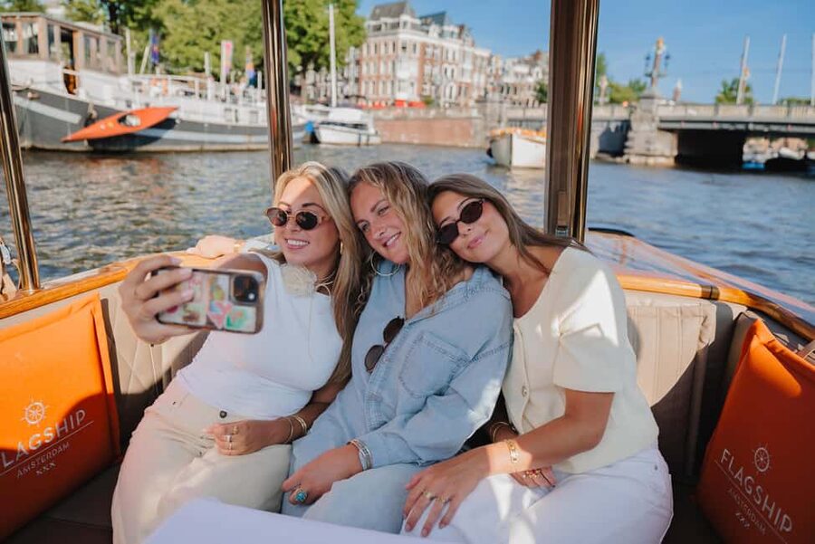 Amsterdam: Classic Boat Cruise with Optional Cheese & Wine - Leliegracht and the return through central Amsterdam