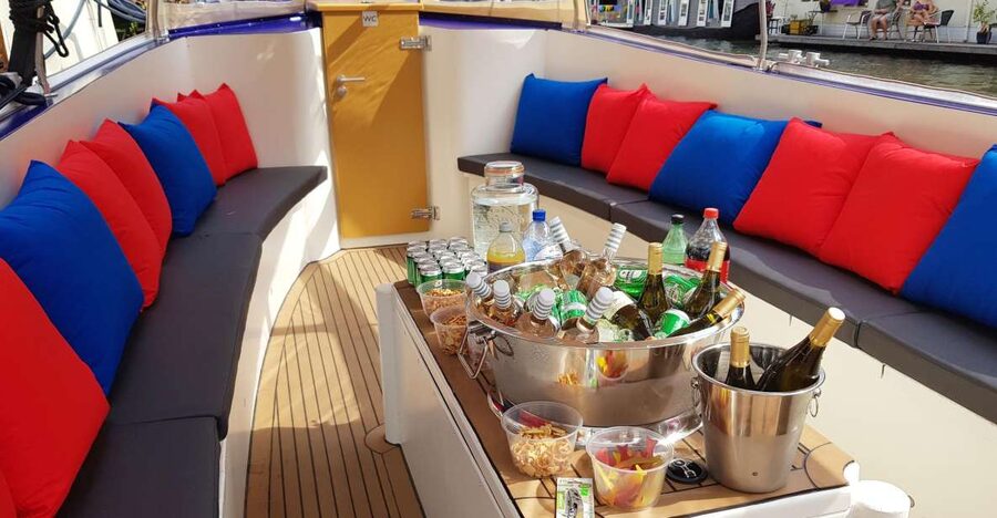 Amsterdam: Covered Canal Booze Cruise with Unlimited Drinks - Choosing between two drinks and the open bar