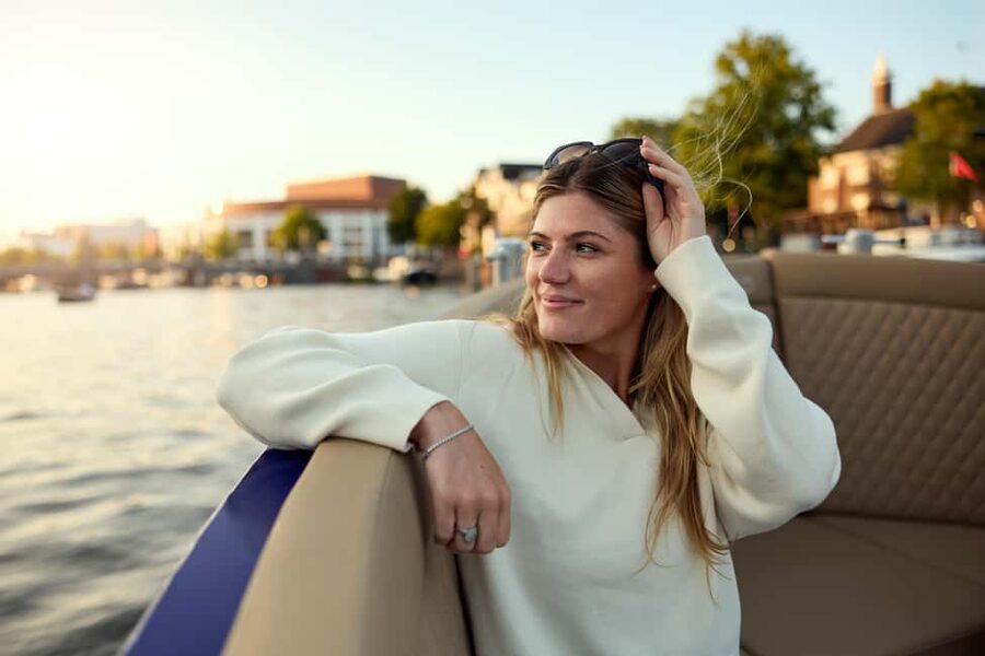 Amsterdam: Cozy Evening Canal Cruise With Open Bar Option - Key points to know before booking