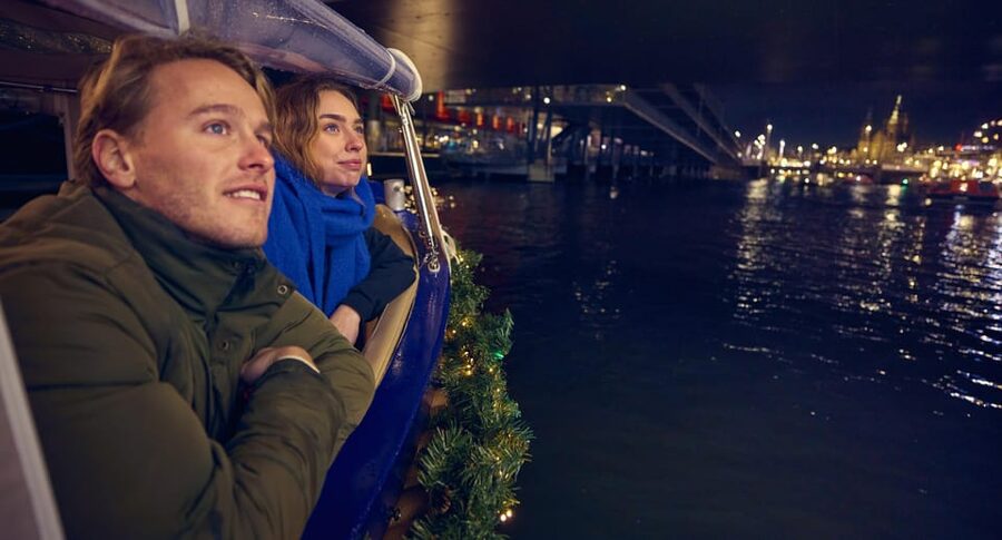 Amsterdam: Cozy Evening Canal Cruise With Open Bar Option - How the guides shape the experience