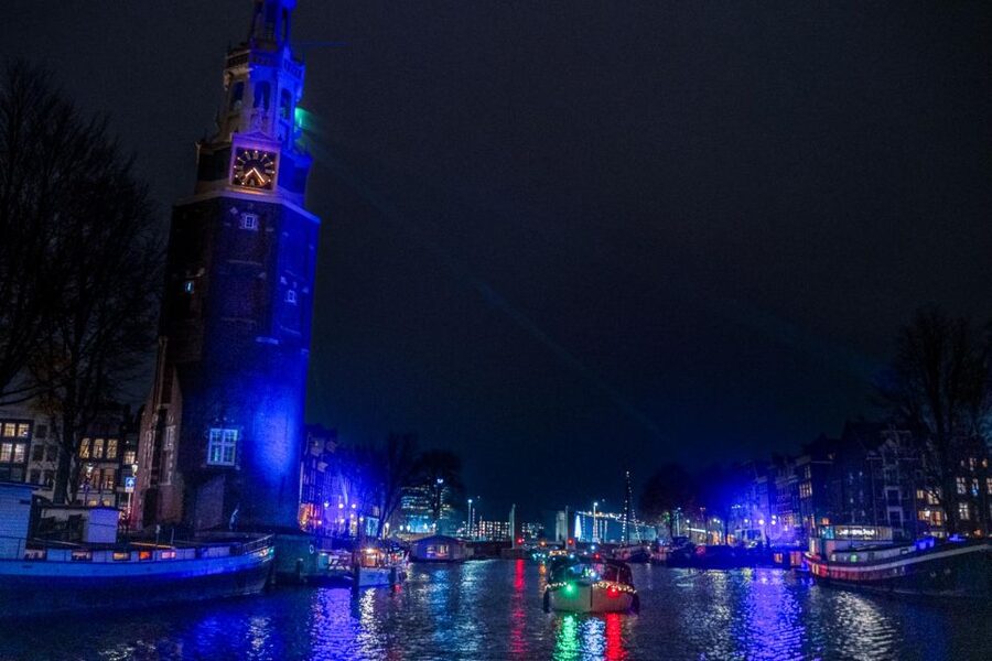 Amsterdam: Cozy Evening Canal Cruise With Open Bar Option - What the one-hour length means