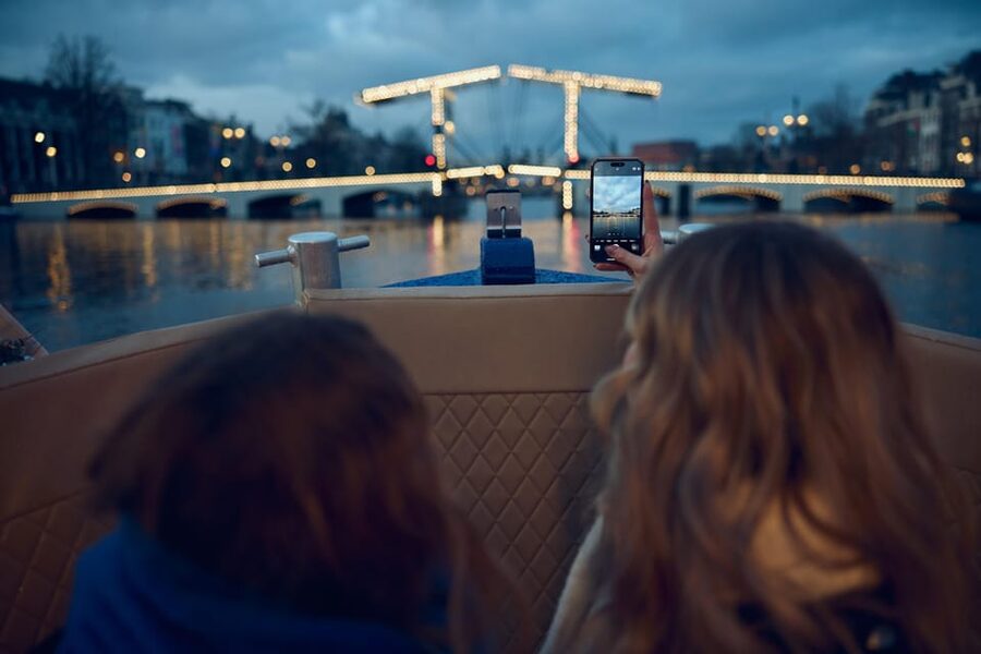 Amsterdam: Cozy Evening Canal Cruise With Open Bar Option - Is the open bar worth paying for?